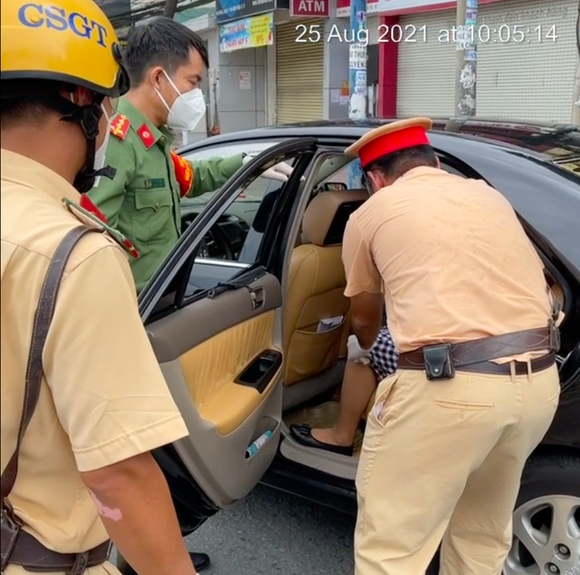 Công an TPHCM hỗ trợ đưa thai phụ 37 tuần bị tai nạn tới bệnh viện kịp thời ảnh 3
