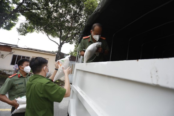 Công an TPHCM trao quà cho người dân khó khăn do dịch bệnh Covid-19 tại TP Thủ Đức ảnh 8