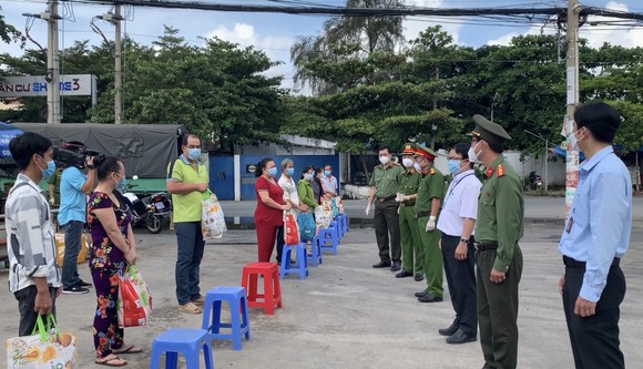 Gần 3.000 phần quà tới tay người dân trên địa bàn quận 8 ảnh 6