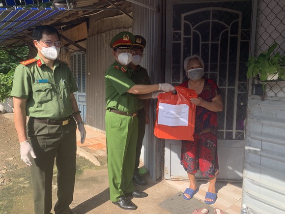Công an TPHCM trao quà cho người dân ở khu phong tỏa quận Bình Thạnh ảnh 7
