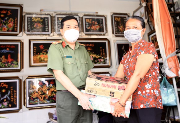 Công an TPHCM tặng 15 tấn gạo cùng nhu yếu phẩm cho người dân huyện Hóc Môn ảnh 3