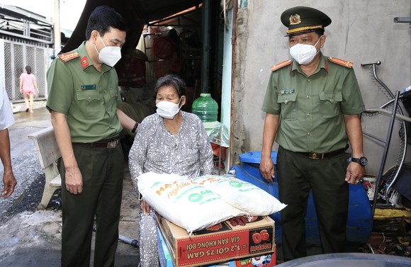Công an TPHCM tặng 15 tấn gạo cùng nhu yếu phẩm cho người dân huyện Hóc Môn ảnh 6