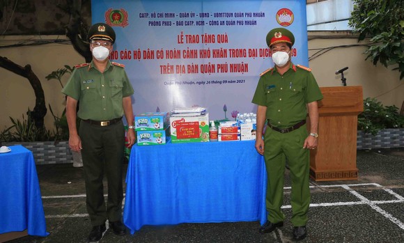 Công an TPHCM tặng gạo, nhu yếu phẩm cùng tủ thuốc 0 đồng cho người dân quận Phú Nhuận ảnh 1
