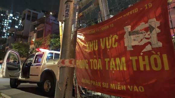 Tháo gỡ nhiều rào chắn trên các tuyến đường lớn trong đêm ảnh 8