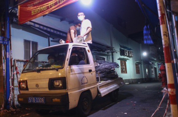 Tháo gỡ nhiều rào chắn trên các tuyến đường lớn trong đêm ảnh 13
