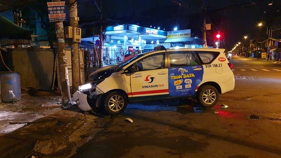 Xe taxi chở bệnh nhân nghi vượt đèn đỏ, va chạm với xe tải, 3 người bị thương ảnh 1