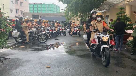 Công an TPHCM đồng loạt ra quân tuần tra, kiểm soát lưu động trong trạng thái 'bình thường mới' ảnh 5