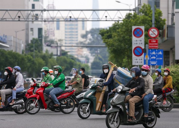 Giao thông nhộn nhịp trong ngày đầu nới lỏng giãn cách ở TPHCM ảnh 3