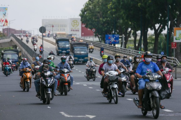 Giao thông nhộn nhịp trong ngày đầu nới lỏng giãn cách ở TPHCM ảnh 4