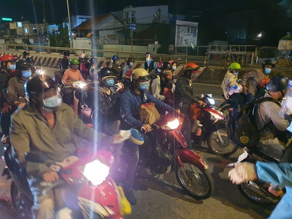 Người dân tiếp tục chạy xe máy xuyên đêm về quê   ảnh 1