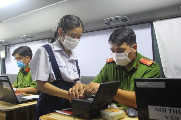 Công an TP Thủ Đức tiếp nhận hồ sơ cấp phát CCCD cho người dân ngay sau nới lỏng giãn cách ảnh 1