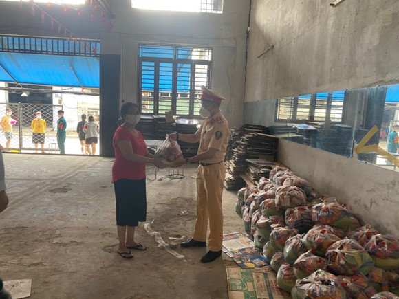 Công an TPHCM tặng gạo, nhu yếu phẩm cho người Hoa khó khăn ở quận 5 ảnh 6