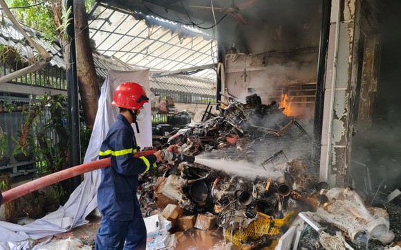 Kho chứa đồ trang trí sự kiện cưới, hỏi bùng cháy dữ dội ảnh 3