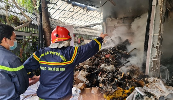 Kho chứa đồ trang trí sự kiện cưới, hỏi bùng cháy dữ dội ảnh 4