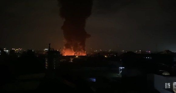 Đang cháy lớn một xưởng ở quận 12, cột khói bốc cao hàng chục mét ảnh 2
