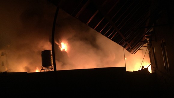 Đang cháy lớn một xưởng ở quận 12, cột khói bốc cao hàng chục mét ảnh 3