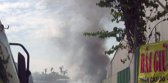 Cháy bãi giữ xe rộng hàng trăm m² ở quận Bình Tân ảnh 2