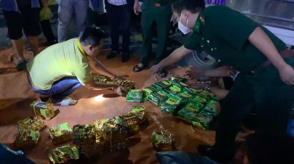Phát hiện lượng lớn ma túy ngụy trang trong thùng lươn từ Campuchia về TPHCM  ảnh 1