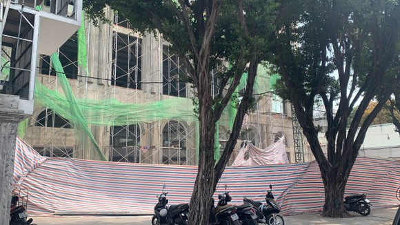 Sập giàn giáo công trình nhà hàng ở TP Thủ Đức, 4 người thương vong ảnh 1