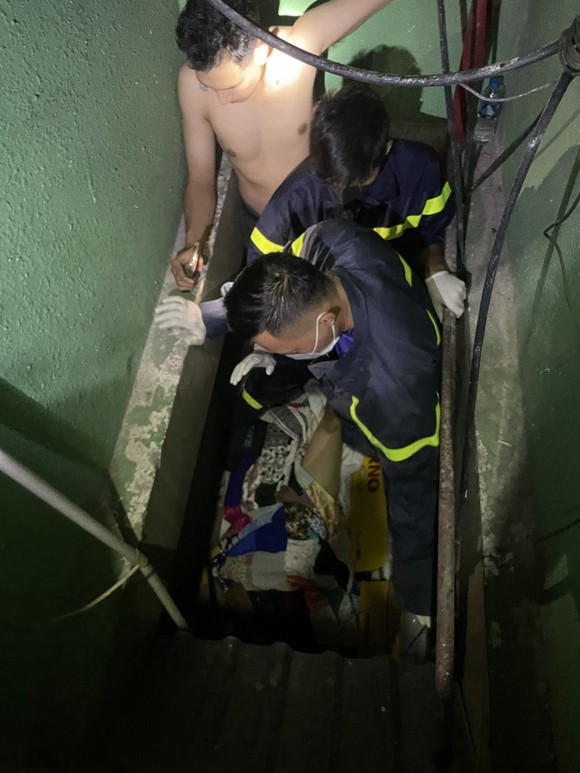 Giải cứu cô gái bị rơi thang máy từ tầng 4 xuống tầng hầm ở khách sạn ảnh 1
