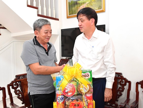 Phó Chủ tịch Thường trực UBND TPHCM Lê Hoà Bình thăm, chúc tết các gia đình nguyên là lãnh đạo nhà nước, thành phố ảnh 2