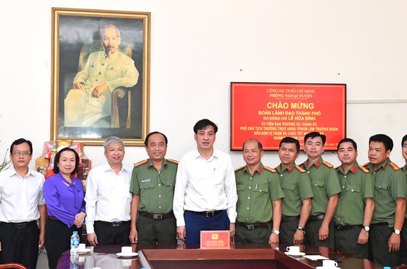 Phó Chủ tịch Thường trực UBND TPHCM Lê Hoà Bình thăm, chúc tết các gia đình nguyên là lãnh đạo nhà nước, thành phố ảnh 1