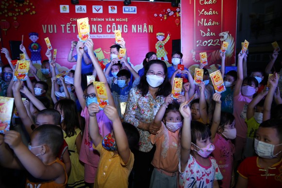 Chủ tịch HĐND TPHCM Nguyễn Thị Lệ trao quà công nhân ở lại TPHCM dịp tết ảnh 3