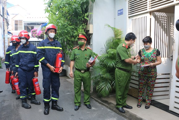  Lãnh đạo Phòng Cảnh sát PCCC trao 500 bình chữa cháy cho người dân ảnh 4