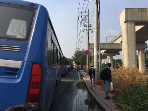 Kẹt xe nghiêm trọng trên tuyến xa lộ Hà Nội  ảnh 8