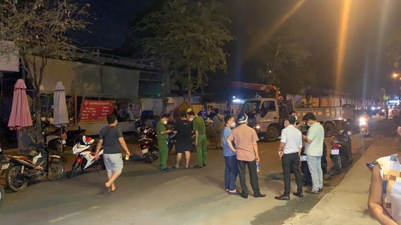 Cây xanh bật gốc đè 2 mẹ con ở TP Thủ Đức ảnh 4
