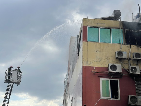 Giải cứu 3 người trong đám cháy khách sạn 8 tầng ảnh 11