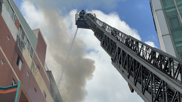 Giải cứu 3 người trong đám cháy khách sạn 8 tầng ảnh 9