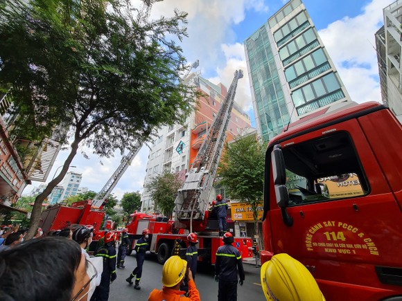 Giải cứu 3 người trong đám cháy khách sạn 8 tầng ảnh 6