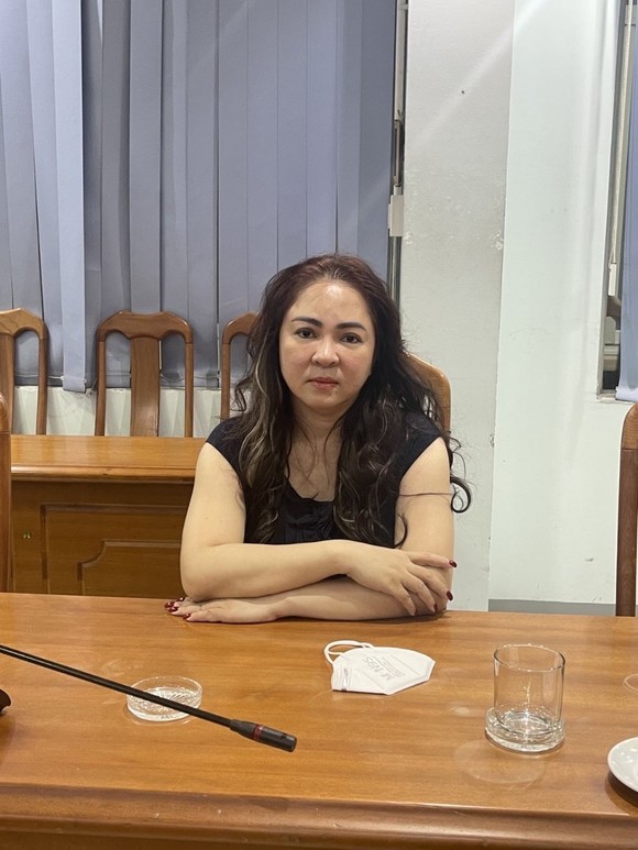 Công an thu nhiều vật chứng trong 2 căn nhà của bà Nguyễn Phương Hằng ảnh 8