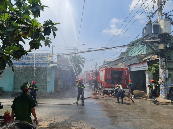 Hơn 860 người tham gia diễn tập chữa cháy ở khu dân cư huyện Bình Chánh ảnh 11