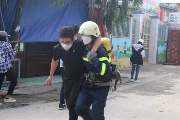 Hơn 860 người tham gia diễn tập chữa cháy ở khu dân cư huyện Bình Chánh ảnh 4