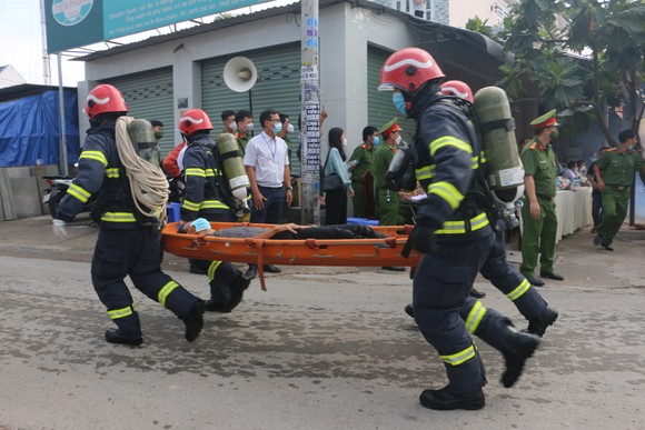 Hơn 860 người tham gia diễn tập chữa cháy ở khu dân cư huyện Bình Chánh ảnh 5