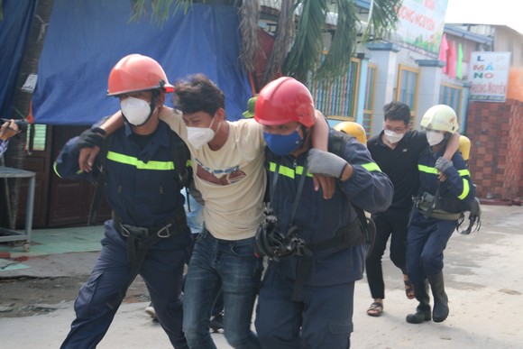 Hơn 860 người tham gia diễn tập chữa cháy ở khu dân cư huyện Bình Chánh ảnh 6