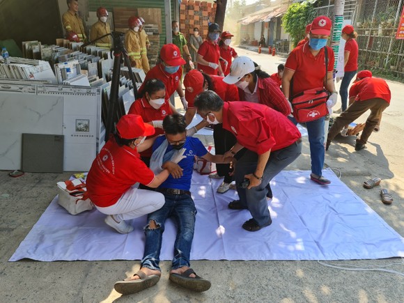 Hơn 860 người tham gia diễn tập chữa cháy ở khu dân cư huyện Bình Chánh ảnh 7