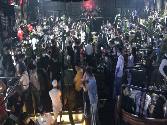 Gần 100 'dân chơi' dương tính ma túy ở quán bar vũ trường Ferso ảnh 1