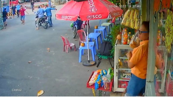 Sau mâu thuẫn, người đàn ông đâm chết người ở bến xe Ngã Tư Ga ảnh 1