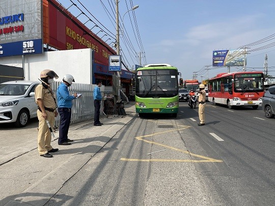 CSGT TPHCM kiểm tra xử lý vi phạm hoạt động vận tải hành khách công cộng ảnh 1