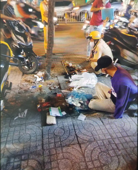 Bắt kẻ mang hai khẩu súng đi 'dạo' trên đường phố ảnh 1