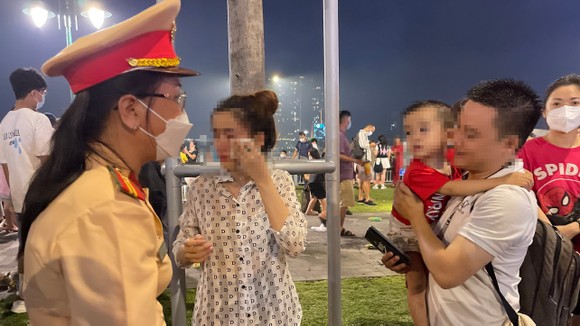 Tìm thấy bé 2 tuổi lạc cha mẹ trong đêm bắn pháo hoa ảnh 3