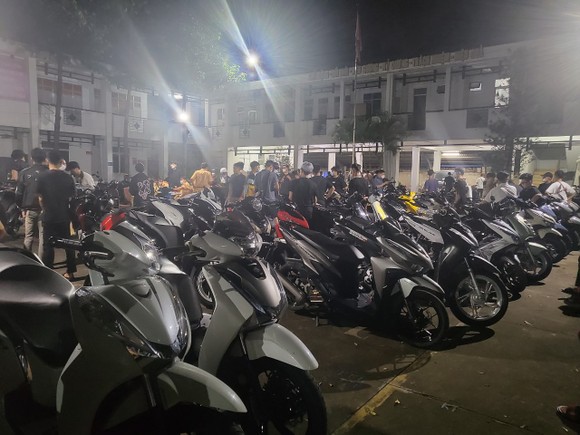 Tạm giữ 50 'xế độ' của nhóm thanh thiếu niên ảnh 1