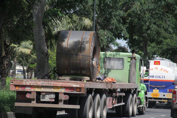 CSGT TPHCM xử lý nhiều xe đầu kéo chở cuộn thép không đảm bảo an toàn ảnh 3
