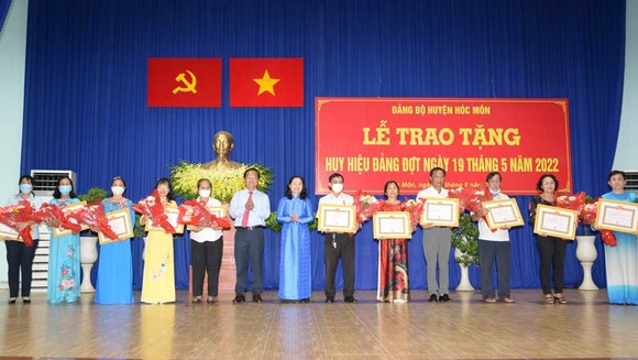 Trao Huy hiệu Đảng đợt 19-5 cho 54 đảng viên cao tuổi Đảng ở huyện Hóc Môn ảnh 1
