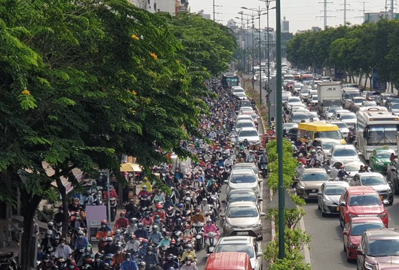  Hàng ngàn phương tiện 'chôn chân' trên đại lộ Phạm Văn Đồng là do lượng xe tăng đột biến ảnh 3