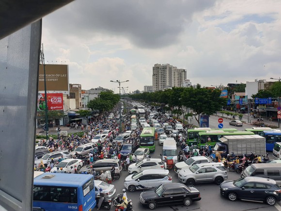 TPHCM: Hàng ngàn phương tiện 'chôn chân' trên đại lộ Phạm Văn Đồng ảnh 1