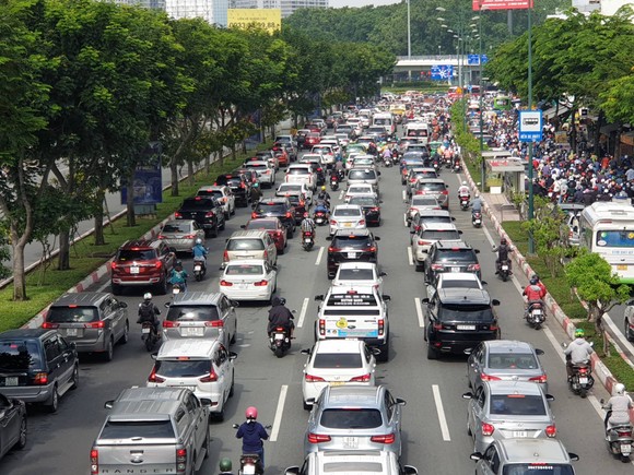 TPHCM: Hàng ngàn phương tiện 'chôn chân' trên đại lộ Phạm Văn Đồng  ảnh 4